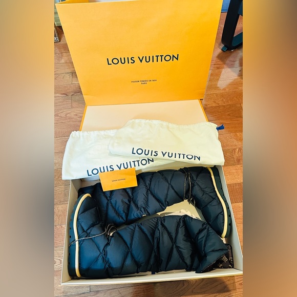 LOUIS VUITTON PILLOW COMFORT HIGH BOOT 1A93ON (Size 8, Color BLK) - Picture 3 of 11